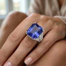Afbeelding in Gallery-weergave laden, 11.51 Karaat Kussen Sri Lanka Kleur Saffier Rond IGI GECERTIFICEERDE Diamanten Witgouden Ring