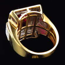 Afbeelding in Gallery-weergave laden, 13 Karaat Grote Smaragdslijpsel Rode AAA Heren Robijn IGI GECERTIFICEERDE Ring Met Diamant Geelgoud 14K