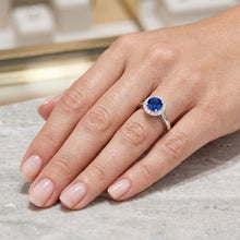 Afbeelding in Gallery-weergave laden, 2.10 Karaat Ronde Ceylon Blauwe Saffier En Diamanten Ring Wit Goud 14K