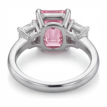 Afbeelding in Gallery-weergave laden, Labgekweekte roze diamant 2,5 karaat smaragdgeslepen gladde ring met drie stenen 14K witgoud