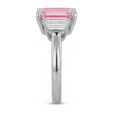 Afbeelding in Gallery-weergave laden, Labgekweekte roze diamant 2,5 karaat smaragdgeslepen gladde ring met drie stenen 14K witgoud
