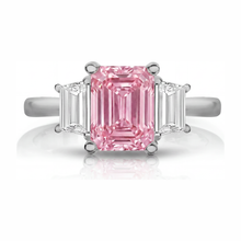 Afbeelding in Gallery-weergave laden, Labgekweekte roze diamant 2,5 karaat smaragdgeslepen gladde ring met drie stenen 14K witgoud