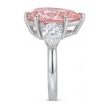 Afbeelding in Gallery-weergave laden, Gouden ring met roze diamant 2,5 karaat labgekweekt peervormig drie stenen 14k witgoud