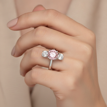 Afbeelding in Gallery-weergave laden, Verlovingsring met roze diamant 2,5 karaat labgekweekt rond drie stenen 14K Witgoud
