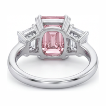 Afbeelding in Gallery-weergave laden, Labgekweekte roze diamant 2,75 karaat smaragdgeslepen ring met drie stenen 14K witgoud