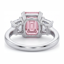 Afbeelding in Gallery-weergave laden, Labgekweekte roze diamant 2,75 karaat smaragdgeslepen ring met drie stenen 14K witgoud