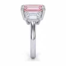 Afbeelding in Gallery-weergave laden, Labgekweekte roze diamant 2,75 karaat smaragdgeslepen ring met drie stenen 14K witgoud