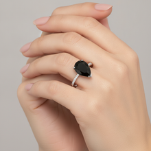 Afbeelding in Gallery-weergave laden, Zwarte diamanten ring 5 karaat natuurlijke peervorm pavé solitair 14k witgoud