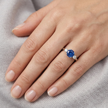 Afbeelding in Gallery-weergave laden, 2.70 ct blauwe saffier en Natuurlijke echte diamanten ( niet in een laboratorium gekweekt ) drie stenen ring goud 14k