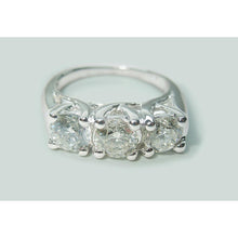Afbeelding in Gallery-weergave laden, 2,25 Ct. Ronde Echt Diamant Three Stone Lucida Style Ring Witgoud Nieuw