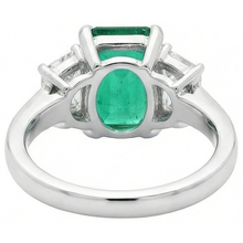 Afbeelding in Gallery-weergave laden, 2,50 karaat groene smaragd en Natuurlijke echte diamanten ( niet in een laboratorium gekweekt ) ring met 3 stenen wit goud 14K