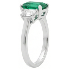 Afbeelding in Gallery-weergave laden, 2,50 karaat groene smaragd en Natuurlijke echte diamanten ( niet in een laboratorium gekweekt ) ring met 3 stenen wit goud 14K