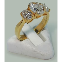 Afbeelding in Gallery-weergave laden, 2,81 Ct. Ovale Echt Diamanten Drie Stenen Verlovingsring Geel Goud 18K
