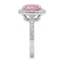 Afbeelding in Gallery-weergave laden, Roze diamanten ring 3,25 karaat labgekweekt kussenslijpsel halo pavé 14k witgoud