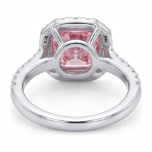 Afbeelding in Gallery-weergave laden, Roze diamanten ring 3,25 karaat labgekweekt kussenslijpsel halo pavé 14k witgoud