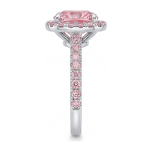 Afbeelding in Gallery-weergave laden, Roze verlovingsring 3,25 karaat labgekweekte kussengeslepen diamant halo pavé 14k witgoud