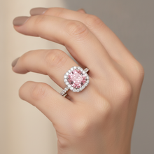 Afbeelding in Gallery-weergave laden, Roze diamanten ring 3,25 karaat labgekweekt kussenslijpsel halo pavé 14k witgoud