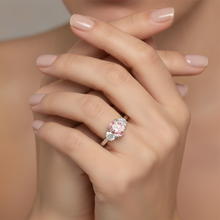 Afbeelding in Gallery-weergave laden, Labgekweekte roze diamant 3,5 karaat ovale driesteensring 14K witgoud
