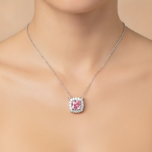 Afbeelding in Gallery-weergave laden, Roze diamanten collier met 3,75 karaat labgekweekte kussengeslepen halo-hanger in 14k witgoud