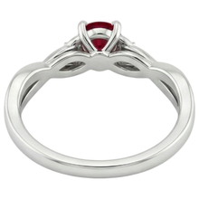 Afbeelding in Gallery-weergave laden, 3 Stone Diamond Ruby Ring 0,54 karaat Twist Claw Prong Set sieraden