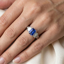 Afbeelding in Gallery-weergave laden, 3 Stone Emerald Diamond Blue Sapphire Ring Channel Set accenten 3 karaat