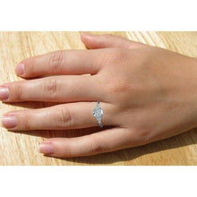 Afbeelding in Gallery-weergave laden, 3 ct kussen geslepen halve manen stokbrood diamanten ring uitstekend geslepen 18K - harrychadent.nl
