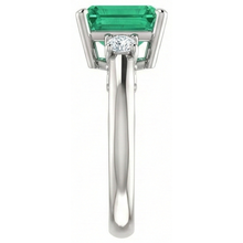 Afbeelding in Gallery-weergave laden, Drie Steen 15.50 Ct. Groene Smaragd GIA Met Natuurlijke uit de aarde gewonnen Diamanten Ring Prong Gezet WG 14K