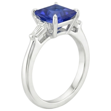 Afbeelding in Gallery-weergave laden, Driestenen Ring met uit de aarde gewonnen Diamant, Princess Blauwe Saffier & Baguettes 5.50 Karaat