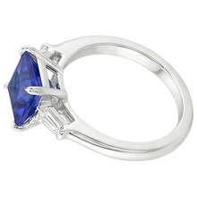 Afbeelding in Gallery-weergave laden, Driestenen Ring met uit de aarde gewonnen Diamant, Princess Blauwe Saffier & Baguettes 5.50 Karaat