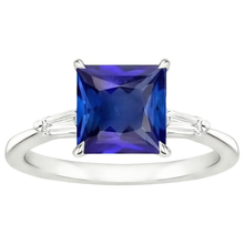 Afbeelding in Gallery-weergave laden, Driestenen Ring met uit de aarde gewonnen Diamant, Princess Blauwe Saffier & Baguettes 5.50 Karaat