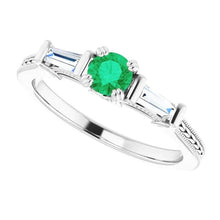 Afbeelding in Gallery-weergave laden, 3 stenen diamant & groene smaragd ring antieke stijl 2 karaat dubbele klauw set sieraden