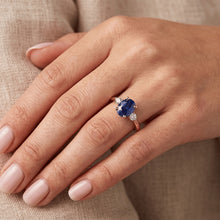 Afbeelding in Gallery-weergave laden, 3 stenen ovaal geslepen saffier ring met kleine ronde Natuurlijke echte diamant ( niet in het laboratorium gekweekt )en 2,25 karaat