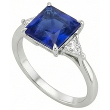 Afbeelding in Gallery-weergave laden, Driestenen Ring Prinses Geslepen Blauwe Saffier & Trillion Geslepen Natuurlijke uit de aarde gewonnen Diamanten 5.50 Karaat