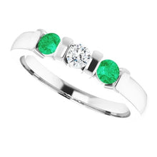 Afbeelding in Gallery-weergave laden, 3 stenen ring ronde diamant smaragd 0,90 karaat bar instelling