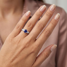 Afbeelding in Gallery-weergave laden, 3 stenen stijl edelsteen ring rond Sri Lankaanse saffier 2 karaat
