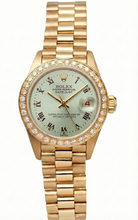 Afbeelding in Gallery-weergave laden, Rolex Datejust Horloge met Witte Romeinse Wijzerplaat, Diamanten Lunette en President Stijl Geelgoud