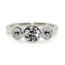Afbeelding in Gallery-weergave laden, 3 Stenen Ring Ronde Oude Mijn Geslepen Echt Diamanten Witgouden Sieraden 4 Karaat