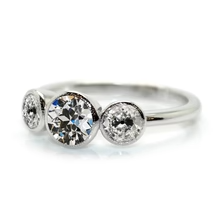 Afbeelding in Gallery-weergave laden, 3 Stenen Ring Ronde Oude Mijn Geslepen Echt Diamanten Witgouden Sieraden 4 Karaat