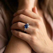 Afbeelding in Gallery-weergave laden, 3 stenen ovale saffier met ronde Natuurlijke echte diamanten ( niet in een laboratorium gekweekt ) ring 4 kt witgoud 14K