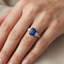 Afbeelding in Gallery-weergave laden, 3 steen 2,50 karaat Ceylon saffier jubileum ring wit goud 14k