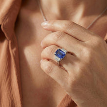 Afbeelding in Gallery-weergave laden, 3 steen blauwe saffier ring smaragd & trapezium Natuurlijke echte diamant ( niet in het laboratorium gekweekt )en 3,50 karaat