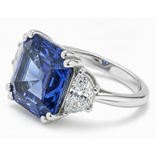 Afbeelding in Gallery-weergave laden, Driestenen Ring met Trapeziumvormige uit de aarde gewonnen Diamanten en Asscher Blauwe Saffier 5 Karaat