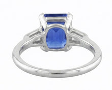 Afbeelding in Gallery-weergave laden, 3 stenen saffier ring Emerald Cut taps toelopende stokbrood diamanten 3 karaat