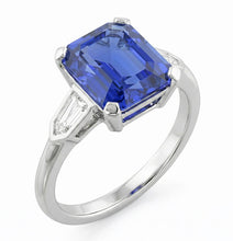 Afbeelding in Gallery-weergave laden, 3 stenen saffier ring Emerald Cut taps toelopende stokbrood diamanten 3 karaat
