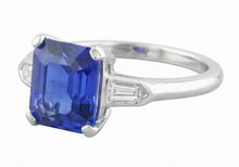 Afbeelding in Gallery-weergave laden, 3 stenen saffier ring Emerald Cut taps toelopende stokbrood diamanten 3 karaat