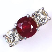 Afbeelding in Gallery-weergave laden, 4 ct robijn en ronde diamanten 3 stenen ring witgouden damessieraden - harrychadent.nl