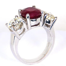 Afbeelding in Gallery-weergave laden, 4 ct robijn en ronde diamanten 3 stenen ring witgouden damessieraden - harrychadent.nl