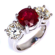 Afbeelding in Gallery-weergave laden, 4 ct robijn en ronde diamanten 3 stenen ring witgouden damessieraden - harrychadent.nl