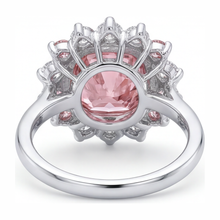 Afbeelding in Gallery-weergave laden, 14K witgouden halo ring met 5,5 karaat labgekweekte fancy roze kussengeslepen diamant