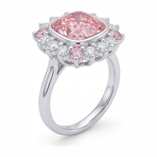 Afbeelding in Gallery-weergave laden, 14K witgouden halo ring met 5,5 karaat labgekweekte fancy roze kussengeslepen diamant